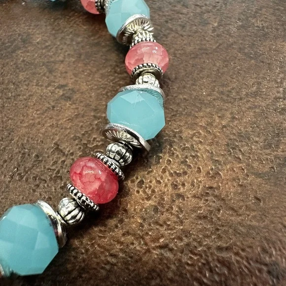 Chic Beaded Bracelet with Blue and Pink Accents - Picture 2 of 6